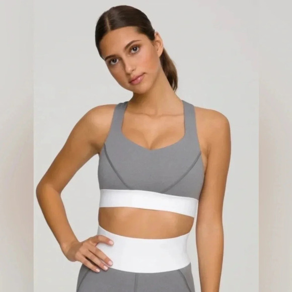 Good American Other - NWT Good American Grey and White Compression Sports Bra Size 0